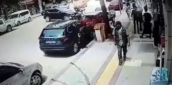 Motosikletlinin yola fırladığı kaza kamerada