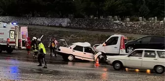 DENİZLİ'DE OTOMOBİLLE ÇEKİCİ ÇARPIŞTI: 1 ÖLÜ, 2 YARALI