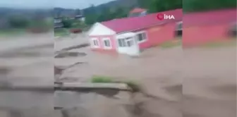 Tokat'ta dolu yağışı...Yollar göle döndü, tarım arazileri sular altında kaldı