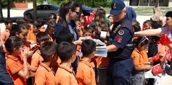 Jandarma ekipleri çocukların karne sevincine ortak oldu