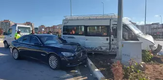 Amasya'da otomobil ile minibüs çarpıştı, 8 kişi yaralandı