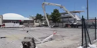 Beton pompasının kopan kolunun altında kalan işçi yaralandı