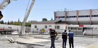 Karaman'da üzerine beton pompasının demir kolu düşen işçi ağır yaralandı