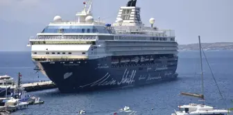 'Mein Schiff Herz' isimli kruvaziyerle gelen yolcular Bodrum'u gezdi