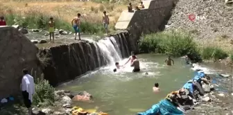 Muş'ta sıcaktan bunalan çocuklar çareyi çayda serinlemekte buldu