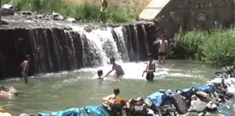 Sıcaktan bunalan çocuklar derede serinliyor