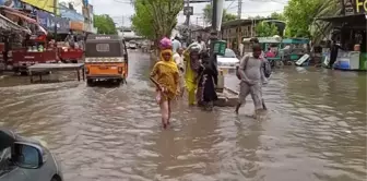 HAYDARABAD - Pakistan'da etkili muson yağmurları