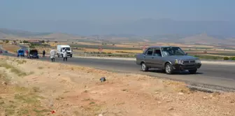 Gaziantep haberi! GAZİANTEP - Duman çıkan otomobilden inen aileden 2 kişi, otomobil çarpması sonucu öldü