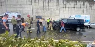 Tuzla'da refüjü aşan kamyonet karşı şeritten gelen minibüse çarptı: 2 yaralı