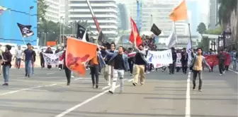 Endonezya'da öğrenciler petrol fiyatlarındaki artışı protesto etti