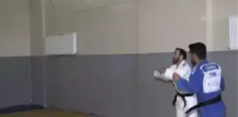 Duyma yetisini kaybetmesine rağmen bırakmadığı judoda şampiyonluklara uzandı