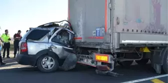 Lastiği patlayan cip, TIR'a arkadan çarptı: 1 ölü, 2 yaralı