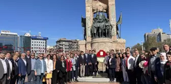 İYİ Parti İstanbul İl Başkanlığı Taksim Cumhuriyet Anıtı'na çelenk bıraktı