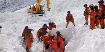 Çin'de otoyola çığ düştü: 28 ölü