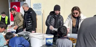 Aslı Hünel... DEPREMZEDELERE YEMEK DAĞITTI!