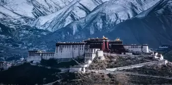 Çin'in Tibet Bölgesindeki Potala Sarayı'ndan Kar Manzarası