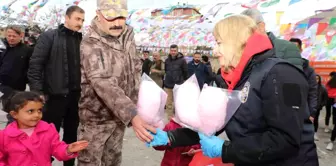 HDP'nin nevruz kutlamasına katılan çocuklara polisten pamuk şekeri ikramı