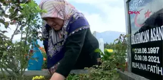 OĞLUNUN KATİLİNE VERİLEN CEZAYI, MEZARI BAŞINDA AĞLAYARAK OKUDU