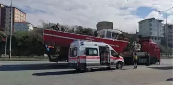 TIR'la taşınan tekne üzerinde başını üst geçide çarpıp, öldü