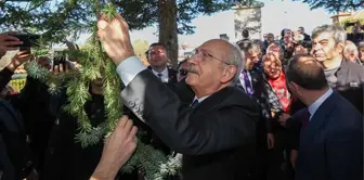 Kılıçdaroğlu, marteniçka bilekliğini Bulgaristan'da Türkan Bebek Anıtı'ndaki ağaca astı