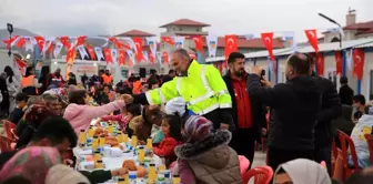 AK Parti Milletvekili Mahir Ünal'dan konteyner kente bayram ziyareti