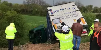 Edirne'de kayganlaşan yolda tır tarlaya uçtu: 1 yaralı