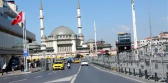 1 Mayıs için Taksim Meydanı'na demir bariyerler yerleştirildi