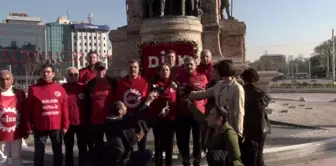 DİSK Taksim Anıtı'na çelenk bıraktı