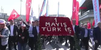 TÜRK-İŞ VE SİME-SEN TAKSİM MEYDANI'NA ÇELENK BIRAKTI