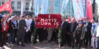 TÜRK-İŞ ve SİME-SEN 1 Mayıs'ta Taksim'de Anıta Çelenk Bıraktı