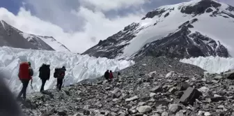 Çinli Bilim İnsanları Everest Dağı'nda Araştırma Yapıyor