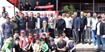 Samsunspor'un şampiyonluk kupası Tekkeköy'de meşalelerle karşılandı