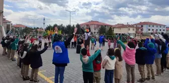 Erzincan'da Gençlik Merkezi gönüllüleri minik öğrencileri palyaço kostümüyle eğlendirdi