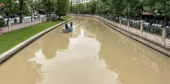 Sağanak yağış sonrası turistik Porsuk Çayı'nın rengi kahverengiye döndü