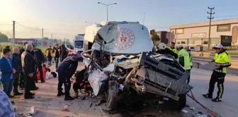 Bursa'da Minibüs ve Hafriyat Kamyonu Çarpıştı: 1 Ölü, 16 Yaralı