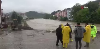 Kastamonu'da Oyun Oynarken Selde Mahsur Kalanlar Masaların Üzerine Çıkarak Korundu