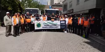 Esenyurt Belediye Başkanı Kemal Deniz Bozkurt, Dünya Çevre Günü'nde sokakları süpürdü