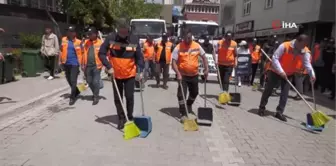 Esenyurt Belediye Başkanı Bozkurt, farkındalık için sokakları süpürdü