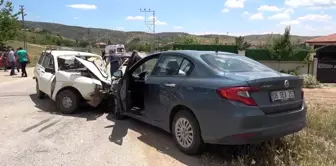 Kırıkkale'de Kafa Kafaya Çarpışan Otomobillerde 4 Kişi Yaralandı