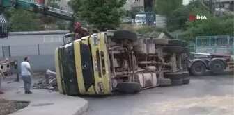 Sarıyer'de hurda yüklü kamyon yan yattı, sürücü yaralandı