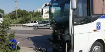 Akhisar'da servis midibüsü traktöre çarptı: 1 ölü, 10 yaralı