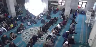 Kars'ta bayram namazında camiler doldu taştı