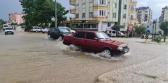 Kadirli'de Sağanak Yağış Sonucu Cadde ve Sokaklar Suyla Doldu