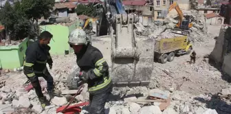 Antakya'da deprem enkazı bulunan evde yangın çıktı