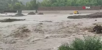 Bartın'da dere yatakları taştı, karayolları ulaşıma kapandı