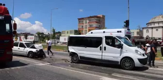 Samsun'da kırmızı ışıkta bekleyen ticari araca otomobilin arkadan çarpması sonucu 2 kişi yaralandı