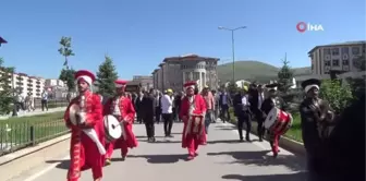 Renkli görüntülere sahne olan Dede Korkut coşkusu meydanlara taştı