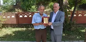 Boyabat Belediye Başkanı Ahmet Yalçın'a plaket verdi