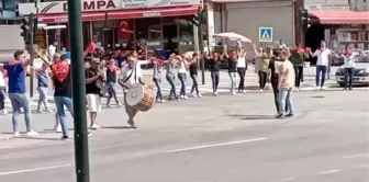 Bursa'da Gençlerin Trafikte Halay Çekmesi