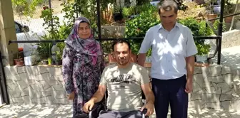 Deprem Nedeniyle Hatay'dan Adana'ya Yerleşen MS Hastası Fiziksel Engelli Mustafa Şahin, Akülü Sandalyesine Kavuştu